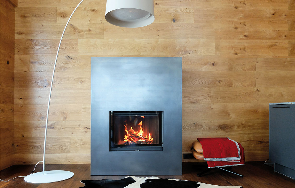 Heizkamin Schwarzstahl Holzwand