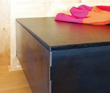 Speicherherd Schwarzstahl Granit Detail